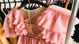 Jaki żakiet do różowej sukienki?