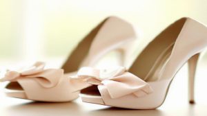 Jakie buty do różowej sukienki na wesele?
